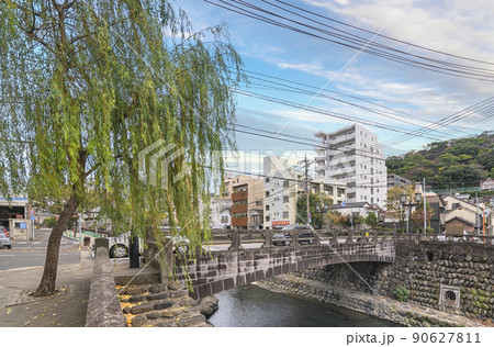 [九州・長崎] 柳の木に見下ろされた麹屋町の芊原橋の下に流れる中島川。 90627811