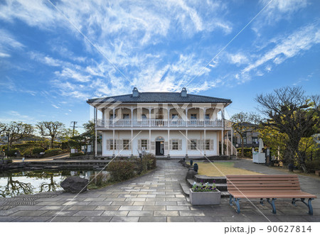 [九州・長崎] グラバー園の旧三菱第2ドックハウスの中庭の池とベンチ。 90627814
