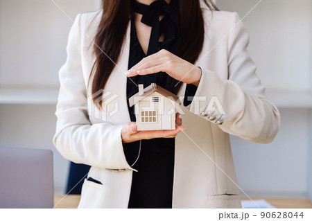 Agent, buy and sell land, property tax, show the concept of protecting the house to insure the risk of damage to the home 90628044