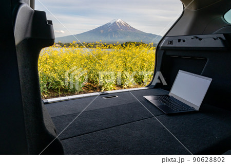 車中でのワーケイション　イメージ　富士山と菜の花畑（山 梨河口湖　2022年5月） 90628802