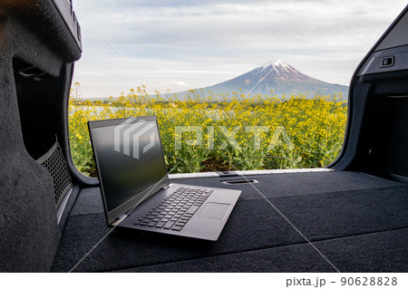 車中でのテレワーク 富士山と菜の花畑 (河口湖 2022年5月) 車中でのテレワーク 富士山と菜の花畑 (河口湖 2022年5月) 90628828