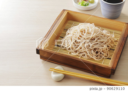 蕎麦せいろに盛った白い十割ざるそば 蕎麦せいろに盛った白い十割ざるそば 90629110