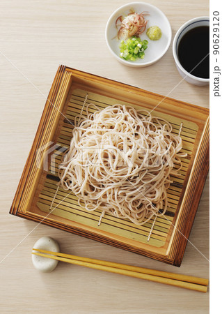 蕎麦せいろに盛った白い十割ざるそば 蕎麦せいろに盛った白い十割ざるそば 90629120