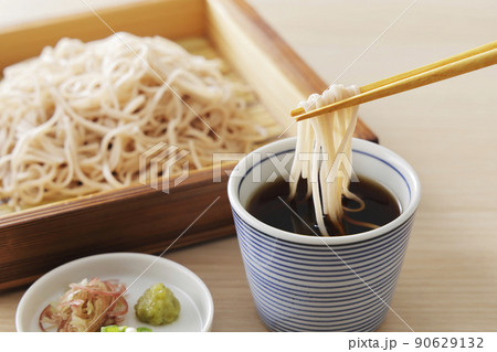 箸で持ち上げた白い十割ざるそば 箸で持ち上げた白い十割ざるそば 90629132