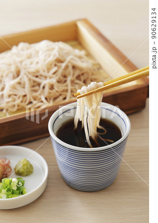箸で持ち上げた白い十割ざるそば 90629134