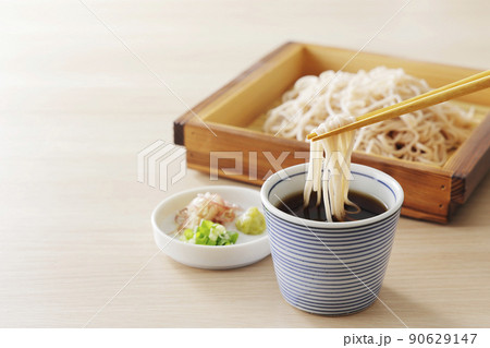 箸で持ち上げた白い十割ざるそば 90629147