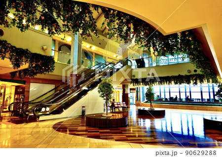 関西国際空港エアロプラザ　2階から3階の吹き抜けエレベーターの風景 90629288