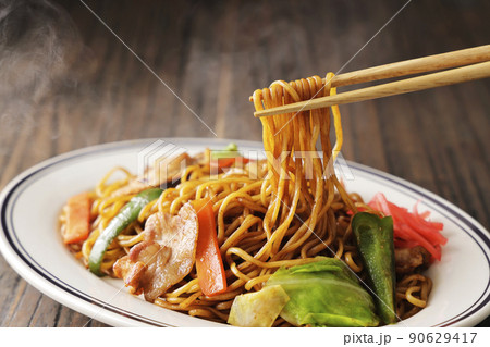 箸で持ち上げたシズル感のあるソース焼きそば 箸で持ち上げたシズル感のあるソース焼きそば 90629417
