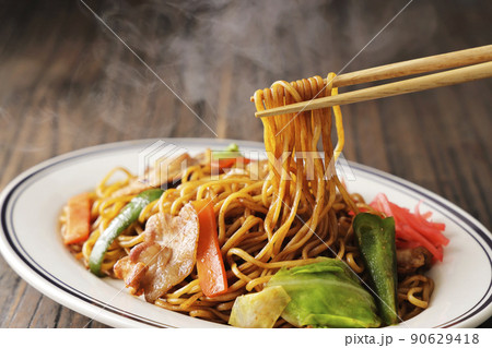 箸で持ち上げたシズル感のあるソース焼きそば 箸で持ち上げたシズル感のあるソース焼きそば 90629418