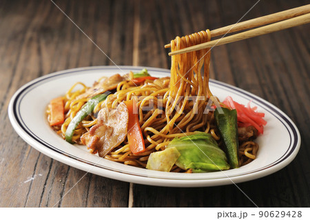 箸で持ち上げたシズル感のあるソース焼きそば 90629428