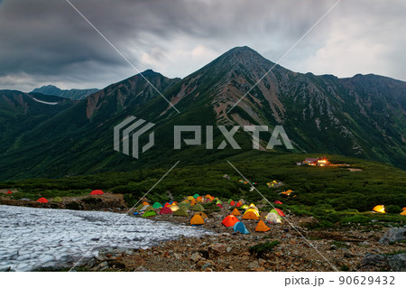 夕暮れの北アルプス・三俣小屋のテント場と鷲羽岳 夕暮れの北アルプス・三俣小屋のテント場と鷲羽岳 90629432