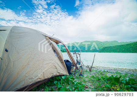 野営キャンプ ソロテント 無骨キャンプ 後ろ姿 背景 海コピースペース 青空 90629703