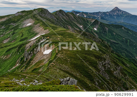 北アルプス・三俣蓮華岳稜線から見る双六岳と笠ヶ岳 90629991