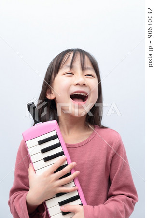 鍵盤ハーモニカを演奏する女の子 90630032