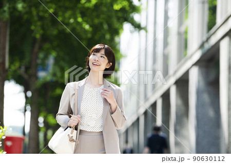 オフィス街を歩く若い女性 90630112