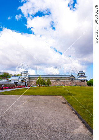 気持ちよく晴れた日の金沢城公園の五十間長屋 90630186