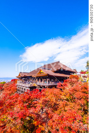清水寺の舞台と紅葉 清水寺の舞台と紅葉 90630730