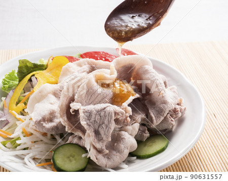 冷しゃぶサラダにドレッシングをかける 90631557