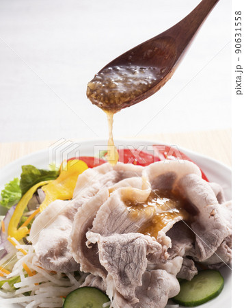 冷しゃぶサラダにドレッシングをかける 90631558
