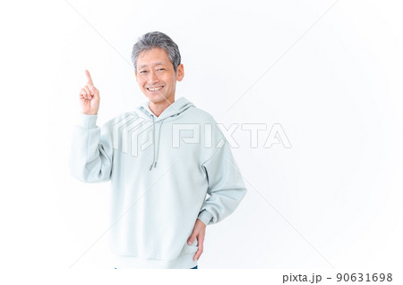 おすすめを指差す高齢の男性 おすすめを指差す高齢の男性 90631698