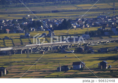秋の南魚沼を行く、East-i（電気軌道総合試験車） 90632448