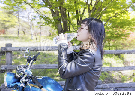 バイク女子イメージ ツーリング中に水分補給をする若い女性 バイク女子イメージ ツーリング中に水分補給をする若い女性 90632598