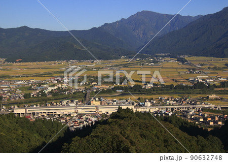 秋の浦佐駅を発車する上越新幹線E7系 90632748