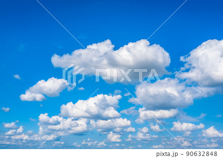 梅雨の晴れ間の青空に浮かぶ積雲の背景素材　a-2 高彩度コントラスト 90632848