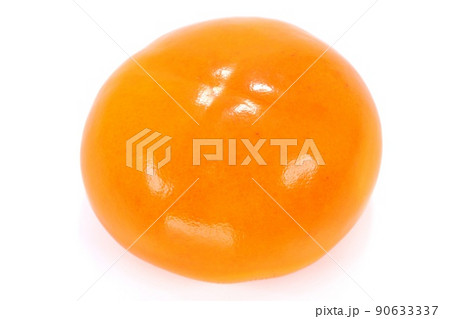 柿の実　甘柿　丸ごと　1個　明るい背景 90633337