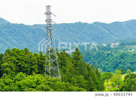 山の上の高圧送電線 90633795