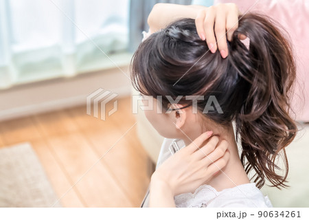 髪をまとめる若い女性 髪をまとめる若い女性 90634261
