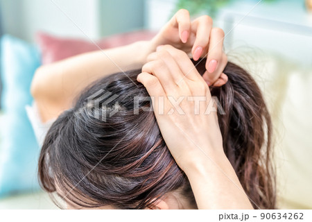 髪をまとめる若い女性 髪をまとめる若い女性 90634262