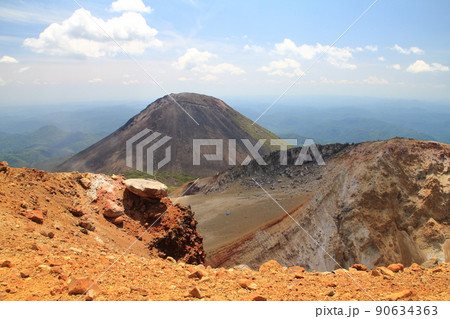 雌阿寒岳山頂から見た阿寒富士 90634363