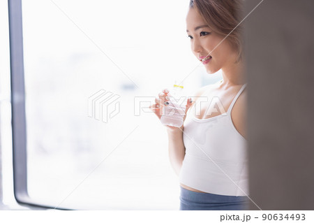 水分補給する女性 90634493