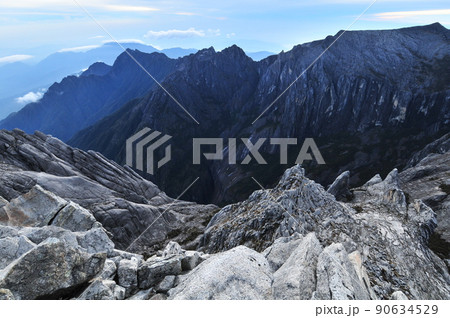 マレーシア、ボルネオ島　キナバル登山の風景 90634529