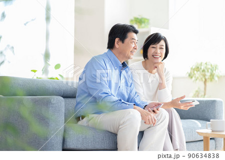 ミドル夫婦　団欒　ミドル男性　ミドル女性 90634838