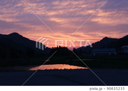 新潟県魚沼市下折立　夕焼け 90635235