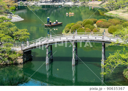 香川県高松市 栗林公園栗林公園を代表する景観の飛来峰と舟遊びの舟 香川県高松市 栗林公園栗林公園を代表する景観の飛来峰と舟遊びの舟 90635367