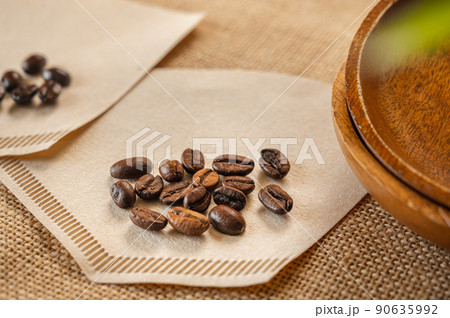 焙煎したコーヒー豆とペーパーフィルター 焙煎したコーヒー豆とペーパーフィルター 90635992