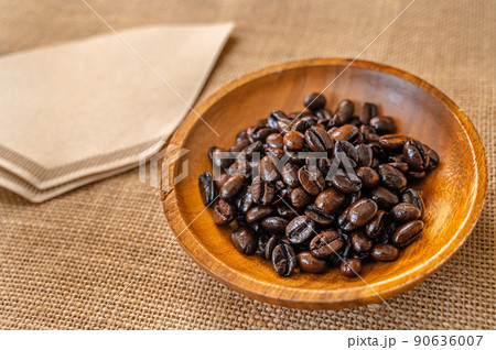 焙煎したコーヒー豆とペーパーフィルター 焙煎したコーヒー豆とペーパーフィルター 90636007