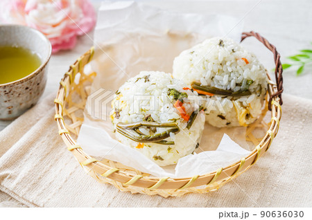 山菜おこわのおにぎり 90636030