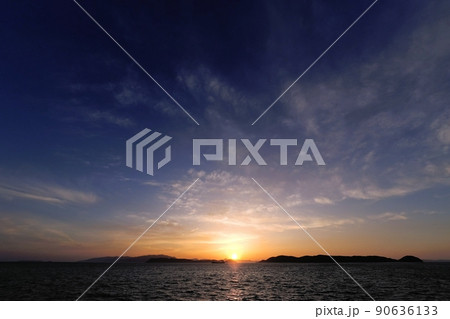 穏やかに雲が変化した初夏の海岸夕景・超広角・210531pm・空主体 穏やかに雲が変化した初夏の海岸夕景・超広角・210531pm・空主体 90636133