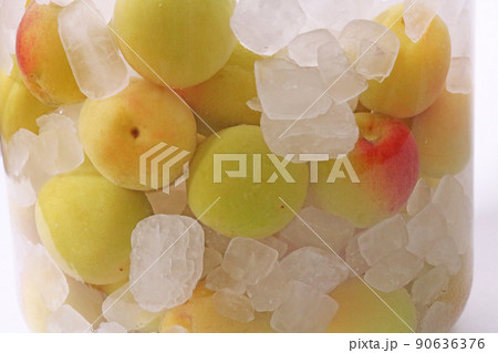 作りたての梅酒保存瓶のアップ 作りたての梅酒保存瓶のアップ 90636376