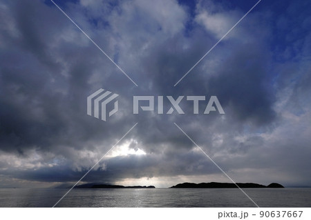 天候急変で劇的に雲が変化した海岸夕景・超広角・220606pm・空主体 天候急変で劇的に雲が変化した海岸夕景・超広角・220606pm・空主体 90637667