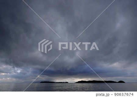 天候急変で劇的に雲が変化した海岸夕景・超広角・220606pm・空主体 90637674