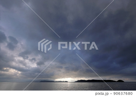 天候急変で劇的に雲が変化した海岸夕景・超広角・220606pm・空主体 天候急変で劇的に雲が変化した海岸夕景・超広角・220606pm・空主体 90637680