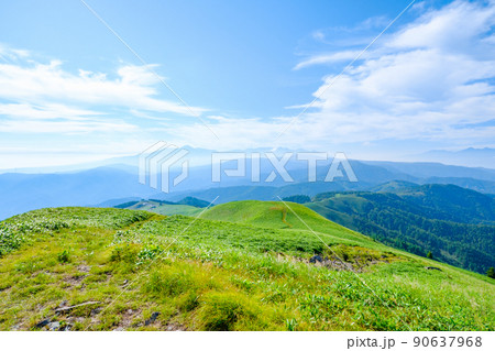 信州ビーナスライン・三峰山トレッキング（山頂の景色） 90637968
