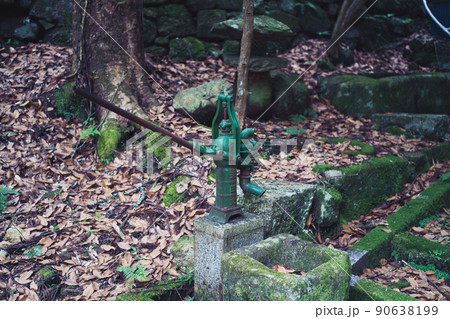 古い手押し井戸ポンプ 90638199