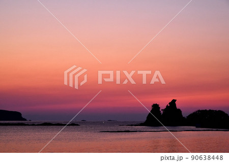 那智湾、渡の島・弁天島(ゴジラ岩)の日の出 【和歌山県那智勝浦町】 那智湾、渡の島・弁天島(ゴジラ岩)の日の出 【和歌山県那智勝浦町】 90638448