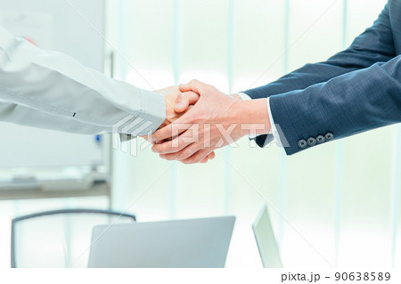 握手するスーツ姿・作業服の男性（契約・顔なし） 90638589